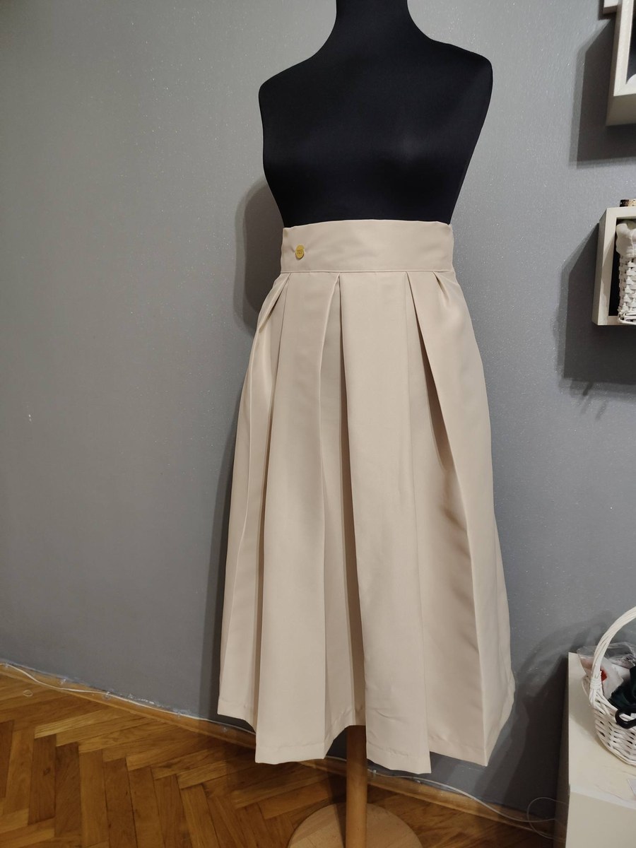 Bež plisirana suknja — manekin